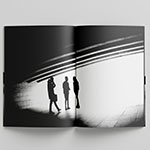 Double page du livre photo : Gwel. Avec une photos en noir et blanc prise sous le pont place de la liberté à Brest
