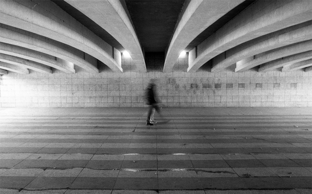 Brest place de la Liberté, des ombres passent sous le pont