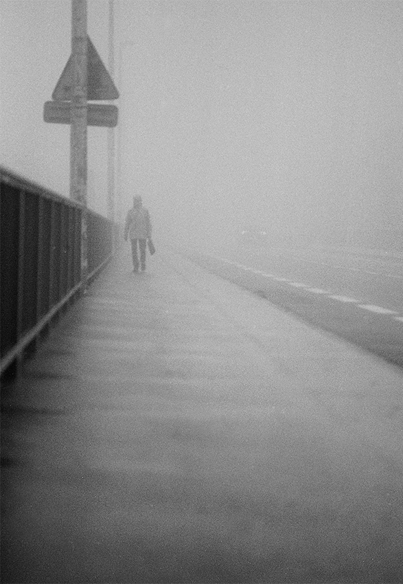 Brume à Brest sur le pont du Forestou. Un homme marche dans la brume.