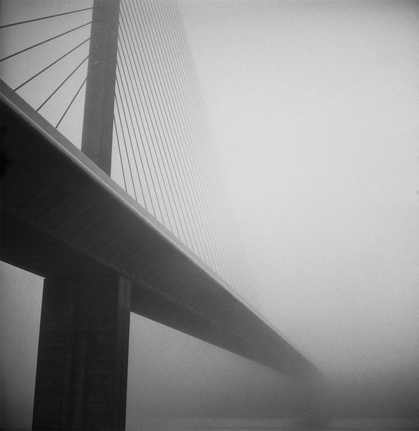 Le pont de plougastel se perd dans la brume