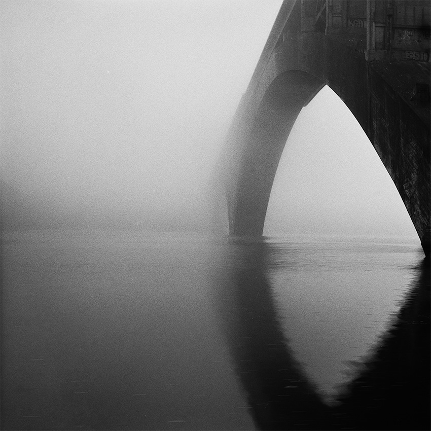 Le pont Albert Louppe se perd dans la brume